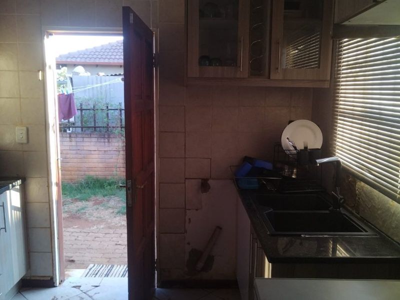 Lovely 3 bedroom property in Orchards Akasia  - Photo 7