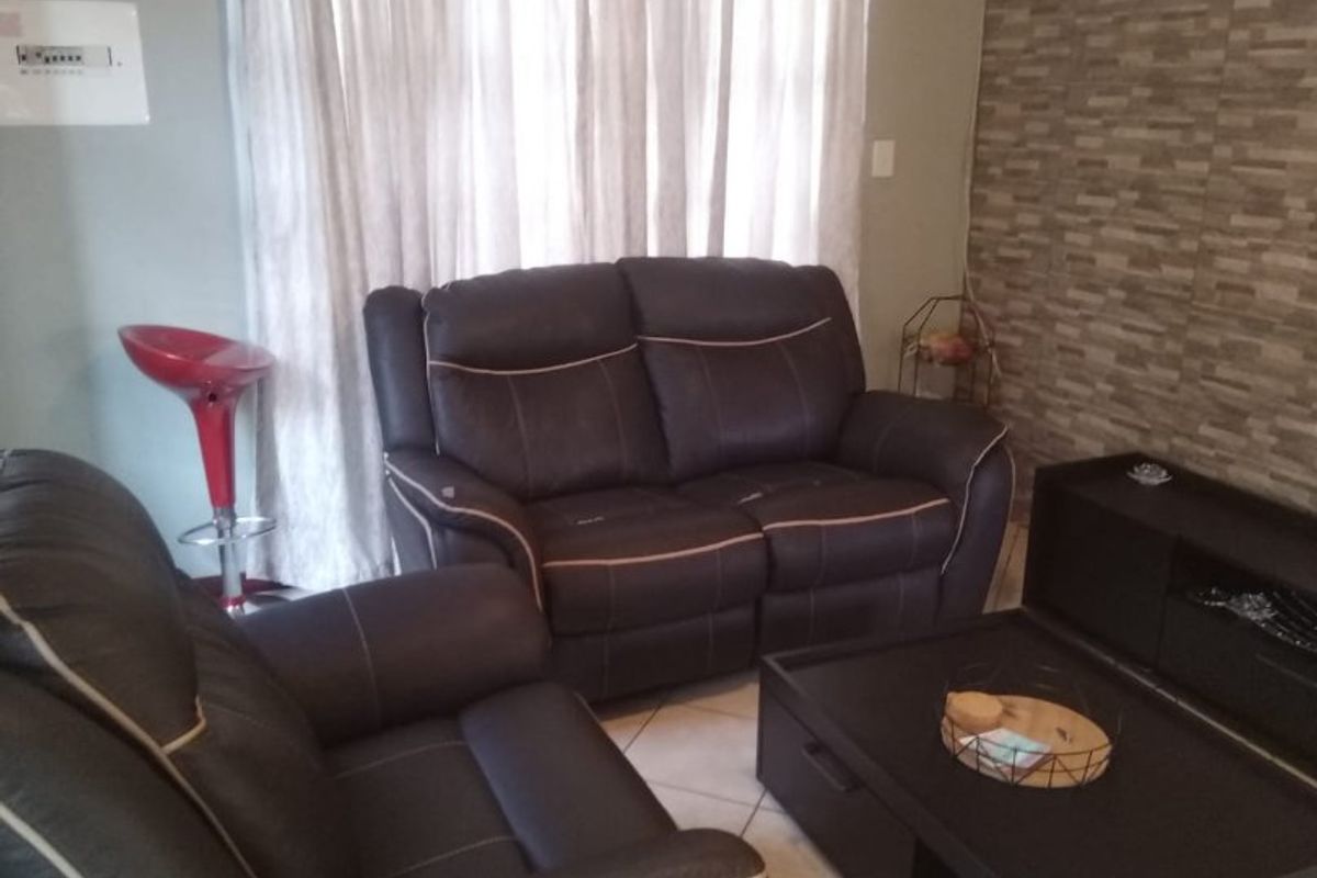 Lovely 3 bedroom property in Orchards Akasia  - Photo 2