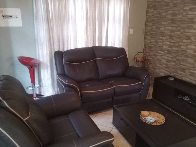 Lovely 3 bedroom property in Orchards Akasia  - Photo 2