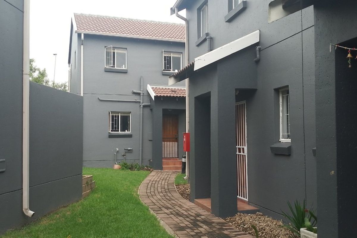 2 bedroom townhouse for Sale in Greenstone Hill - Photo 2
