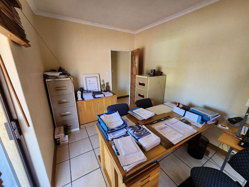 Elegant Secure Spacious Family Retreat in Bishops Court - Photo 9