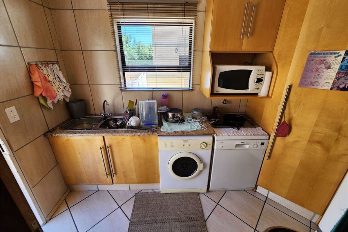 Elegant Secure Spacious Family Retreat in Bishops Court - Photo 4