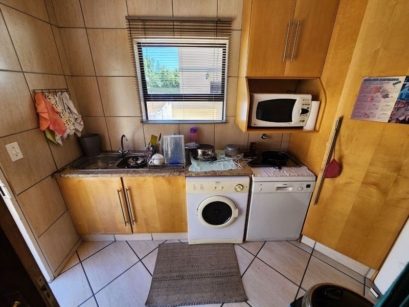 Elegant Secure Spacious Family Retreat in Bishops Court - Photo 4