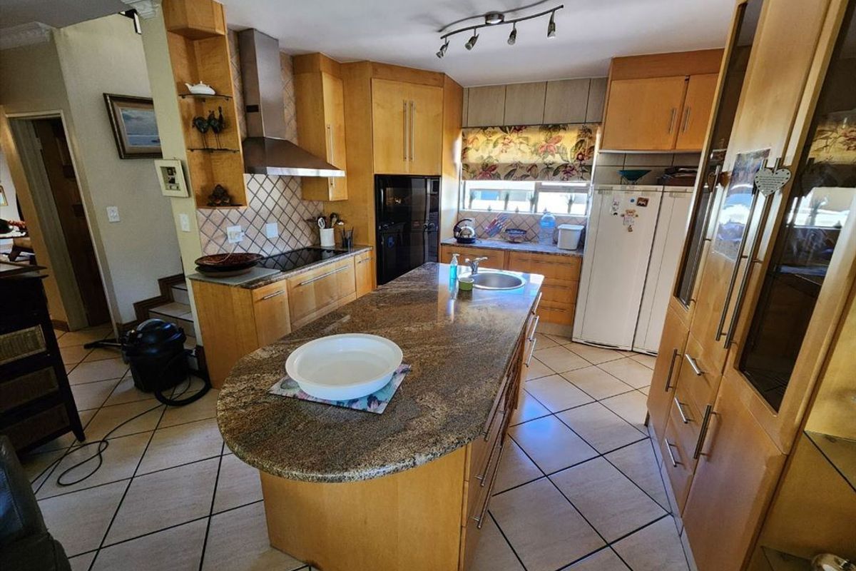 Elegant Secure Spacious Family Retreat in Bishops Court - Photo 2