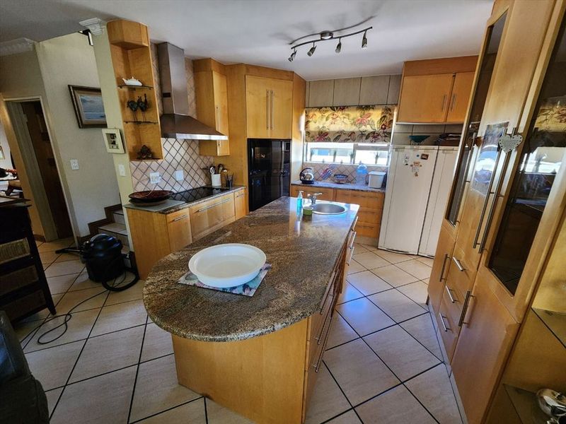 Elegant Secure Spacious Family Retreat in Bishops Court - Photo 2