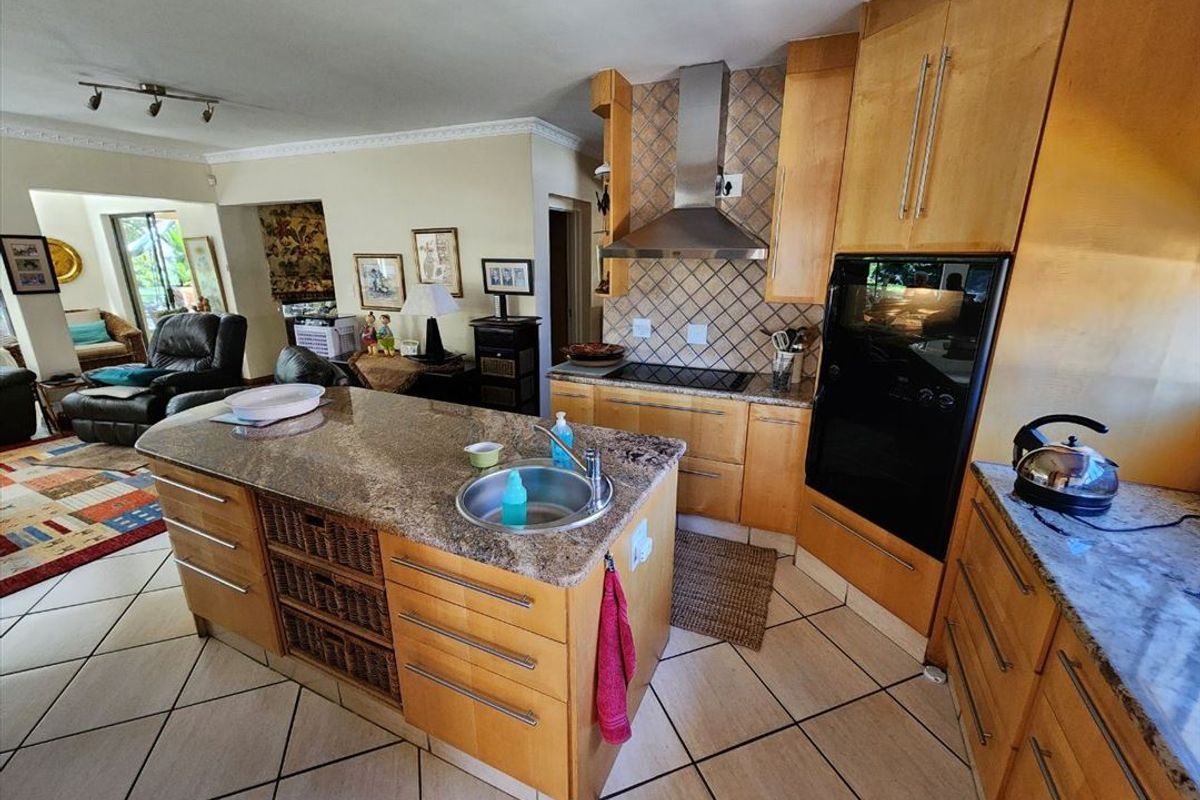 Elegant Secure Spacious Family Retreat in Bishops Court - Photo 3