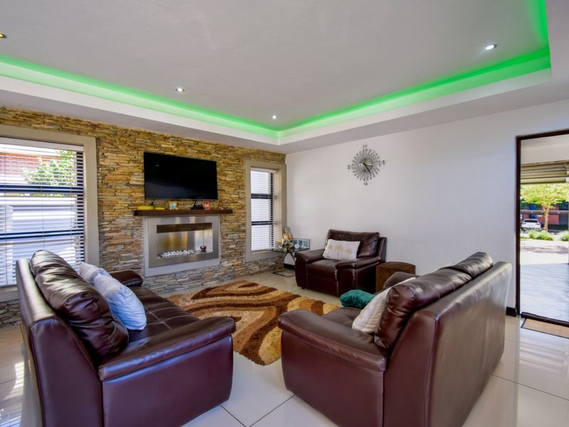 Unmatched Versatility: Live, Entertain & Thrive  - Photo 10