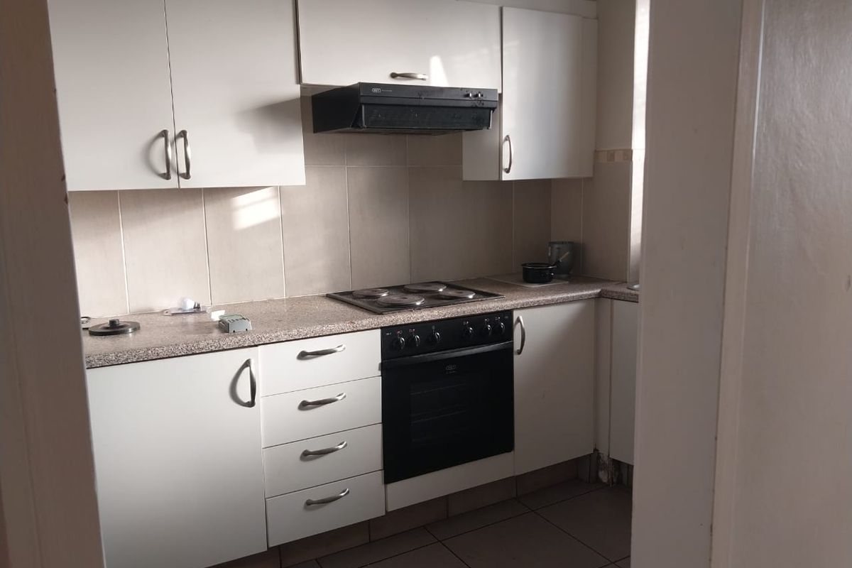 Three bedroom flat/apartment for sale in Hatfield - Photo 3