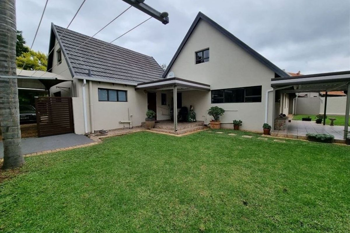 Spacious Family Home with Additional Living Spaces - Photo 3