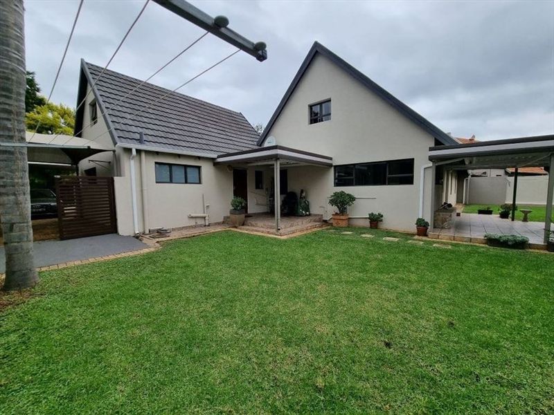 Spacious Family Home with Additional Living Spaces - Photo 3