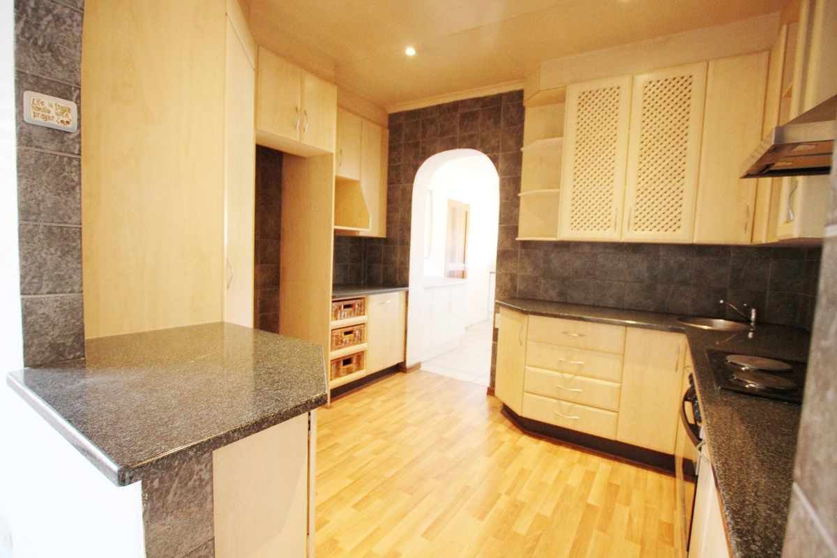 5 Bedroom Home To Let - Photo 2