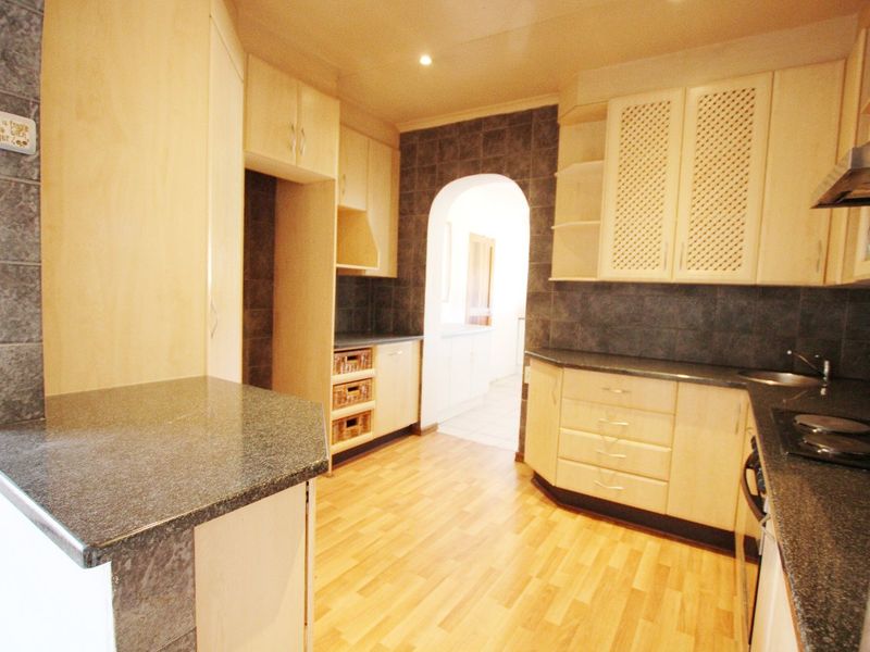 5 Bedroom Home To Let - Photo 2