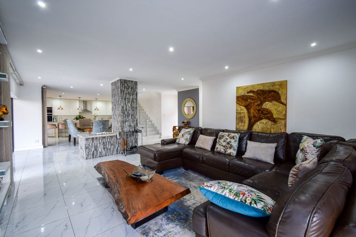 ULTRA-MODERN LUXURY HOME IN LOMBARDY ESTATE - Photo 4