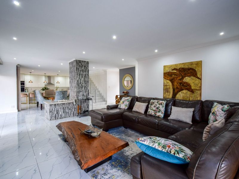 ULTRA-MODERN LUXURY HOME IN LOMBARDY ESTATE - Photo 4