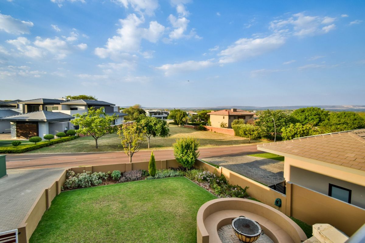 ULTRA-MODERN LUXURY HOME IN LOMBARDY ESTATE - Photo 3