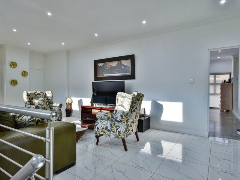 ULTRA-MODERN LUXURY HOME IN LOMBARDY ESTATE - Photo 10