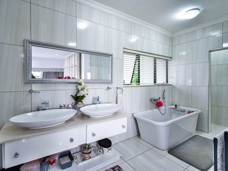 ULTRA-MODERN LUXURY HOME IN LOMBARDY ESTATE - Photo 9