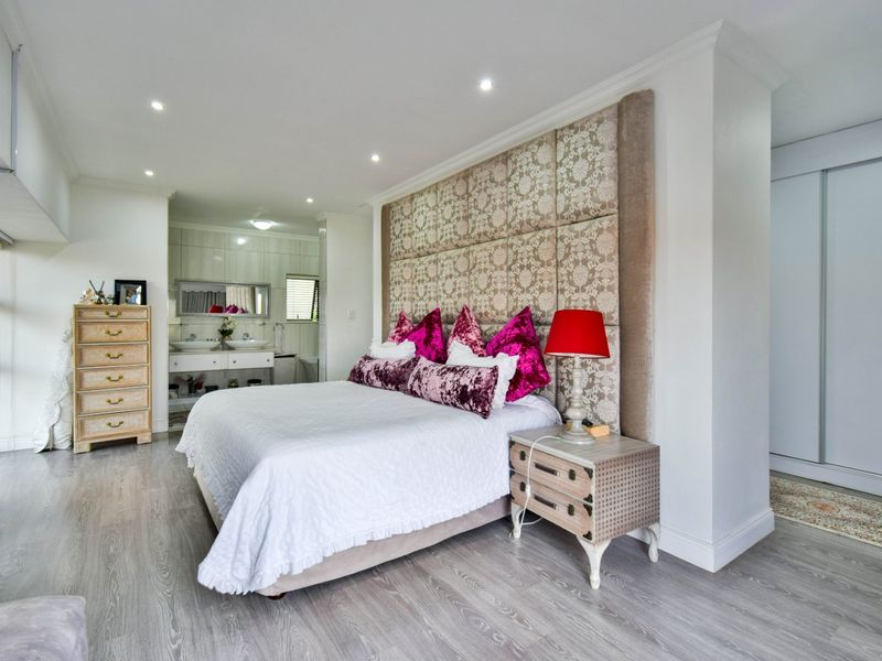 ULTRA-MODERN LUXURY HOME IN LOMBARDY ESTATE - Photo 8