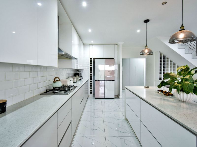 ULTRA-MODERN LUXURY HOME IN LOMBARDY ESTATE - Photo 7