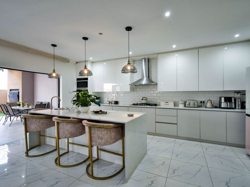 ULTRA-MODERN LUXURY HOME IN LOMBARDY ESTATE - Photo 6