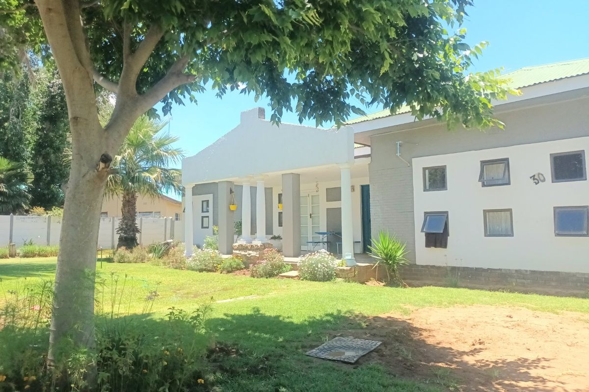 LOOKING FOR HOME FOR THE BIG FAMILY ...LOVING ENTERTAINMENT -- MODERN HOME --ESPECIALLY FOR YOU! - Photo 4