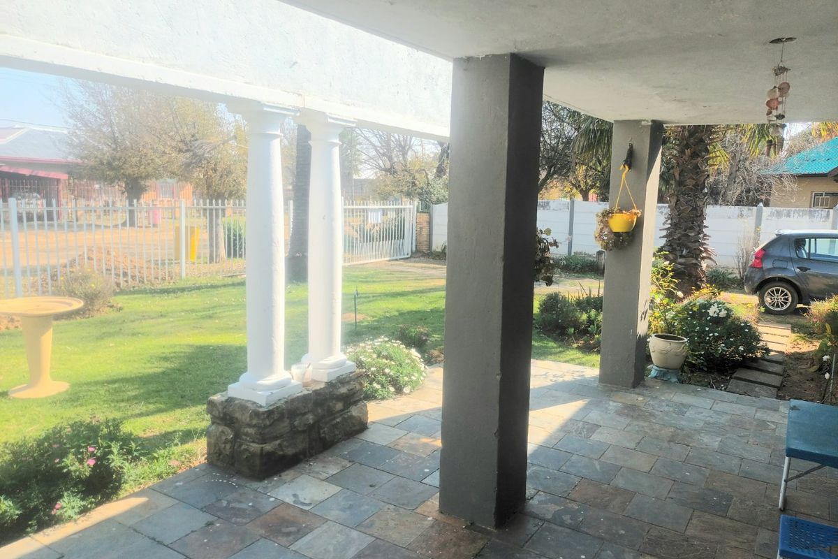 LOOKING FOR HOME FOR THE BIG FAMILY ...LOVING ENTERTAINMENT -- MODERN HOME --ESPECIALLY FOR YOU! - Photo 2