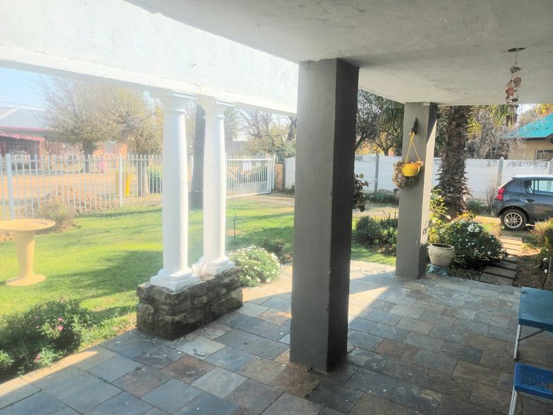 LOOKING FOR HOME FOR THE BIG FAMILY ...LOVING ENTERTAINMENT -- MODERN HOME --ESPECIALLY FOR YOU! - Photo 2