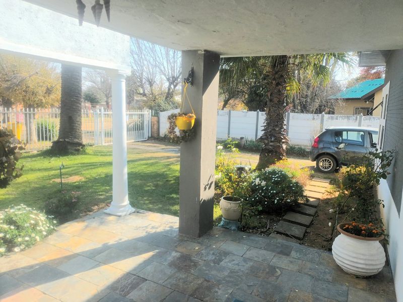 LOOKING FOR HOME FOR THE BIG FAMILY ...LOVING ENTERTAINMENT -- MODERN HOME --ESPECIALLY FOR YOU! - Photo 5