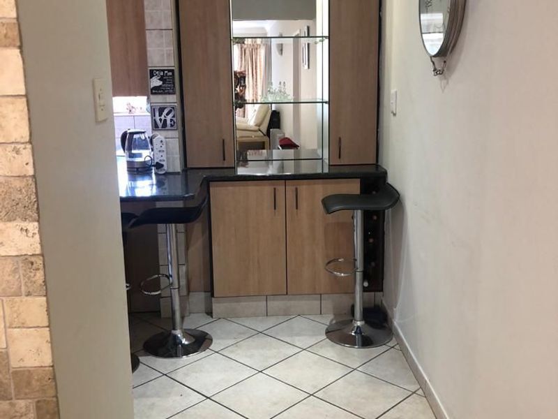 Elegant Living, Prime Location - Photo 7