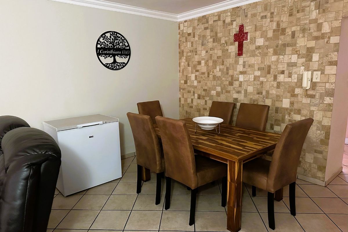 Elegant Living, Prime Location - Photo 4