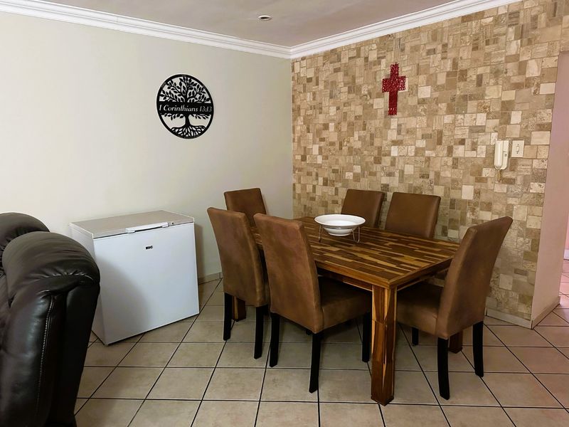 Elegant Living, Prime Location - Photo 4