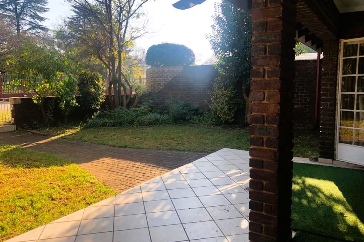 Elegant Living, Prime Location - Photo 3