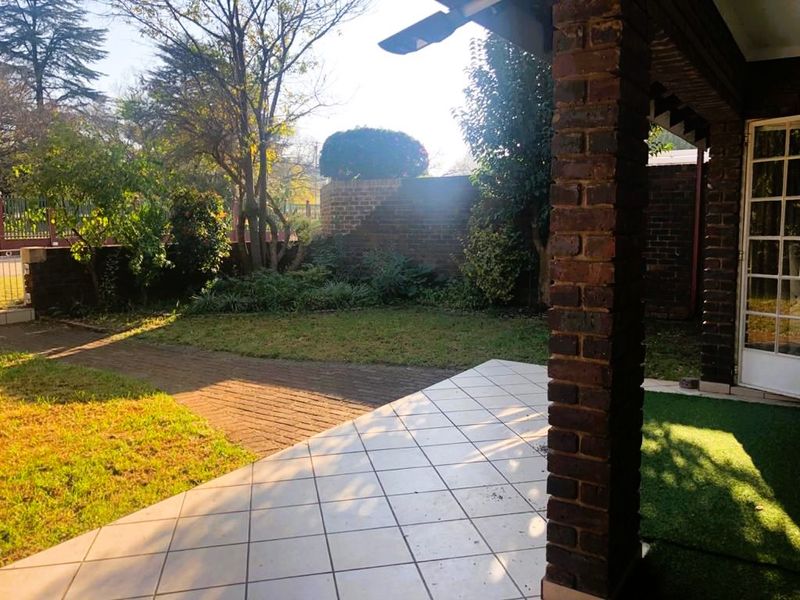 Elegant Living, Prime Location - Photo 3