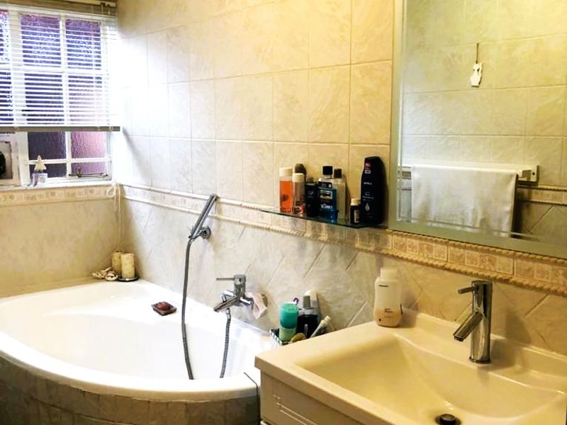 Elegant Living, Prime Location - Photo 10