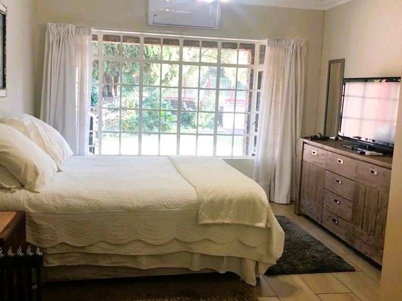 Elegant Living, Prime Location - Photo 9