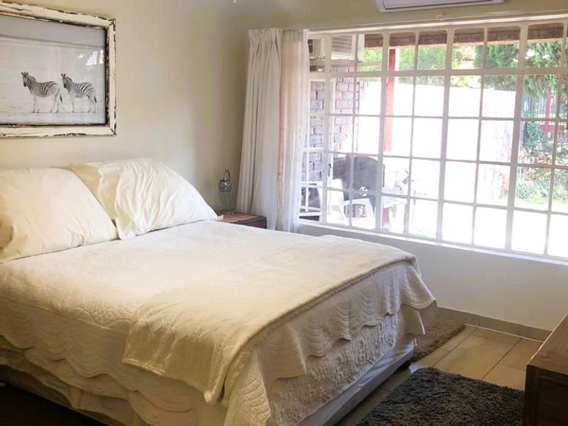 Elegant Living, Prime Location - Photo 8