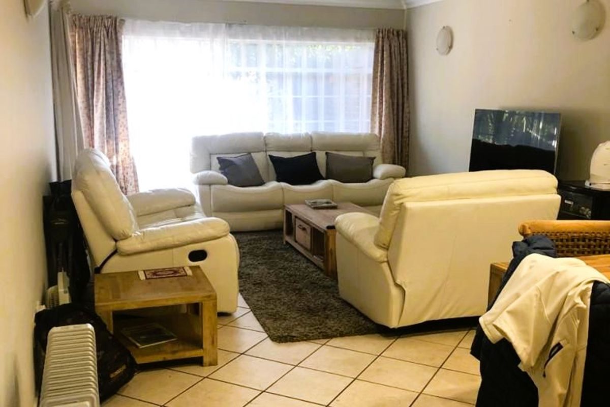 Elegant Living, Prime Location - Photo 5