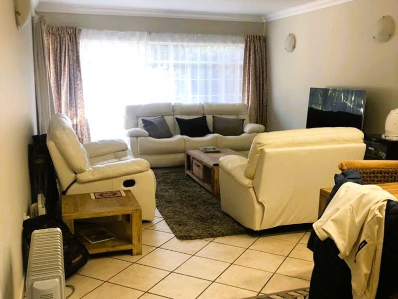 Elegant Living, Prime Location - Photo 5