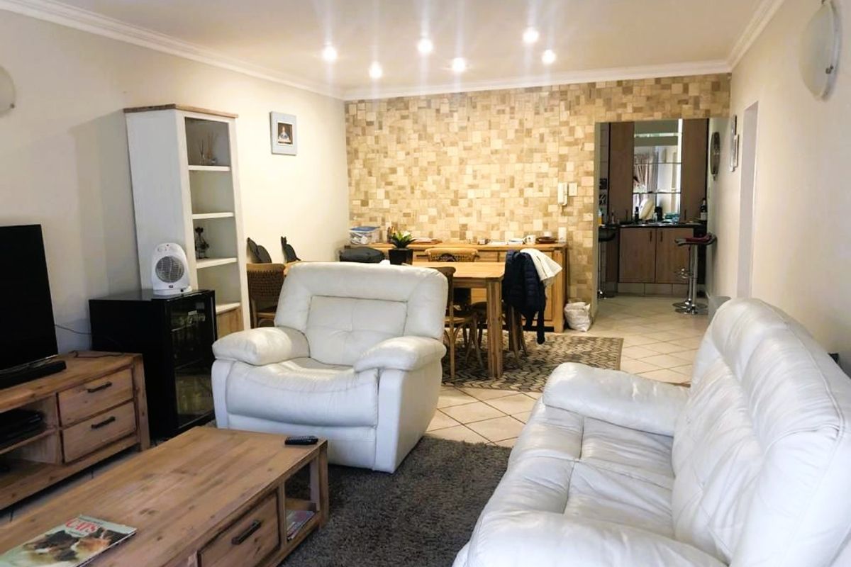 Elegant Living, Prime Location - Photo 2