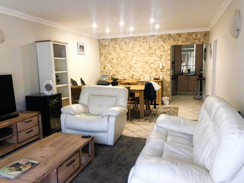 Elegant Living, Prime Location - Photo 2