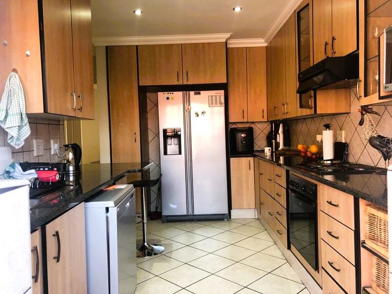 Elegant Living, Prime Location - Photo 6