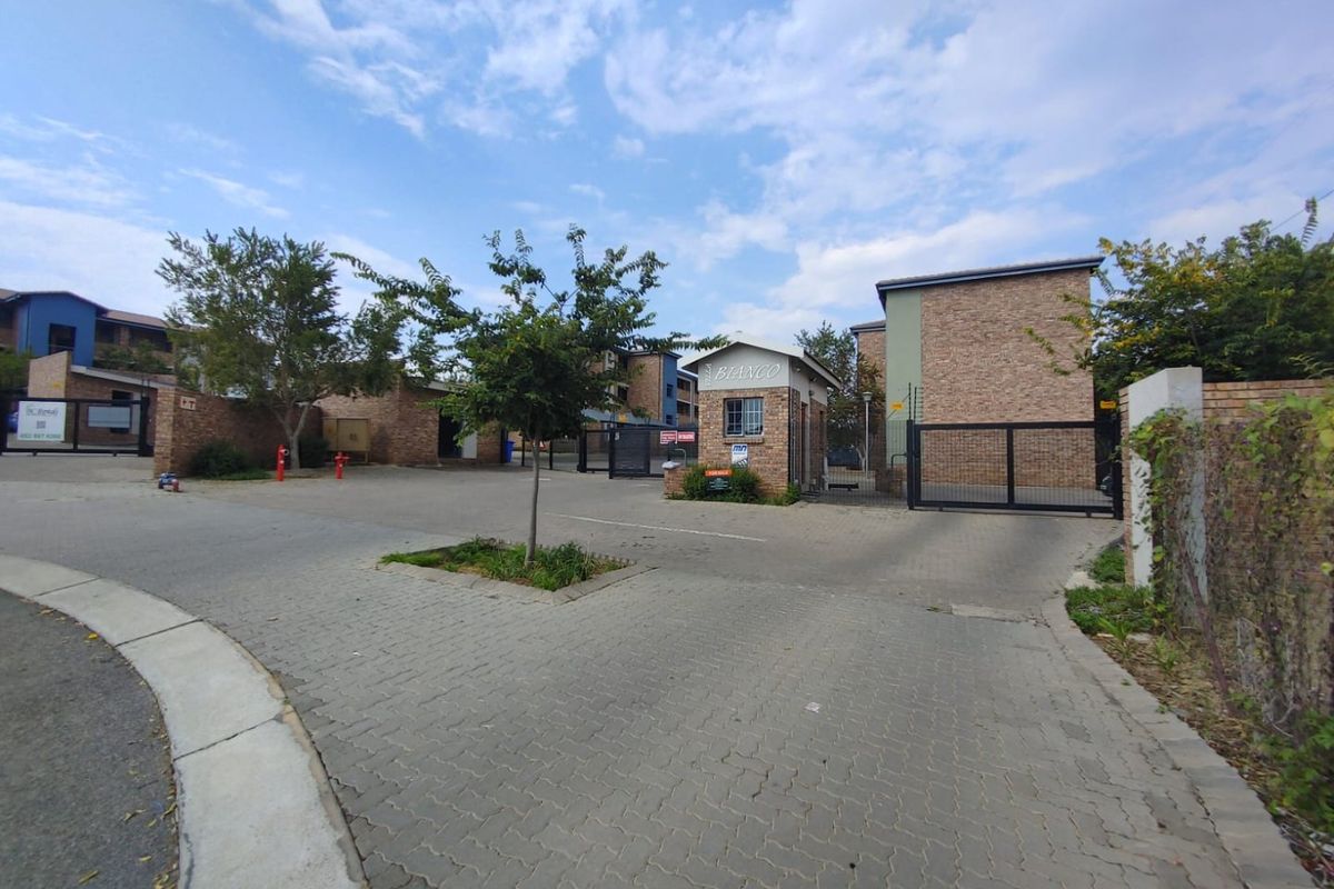 Best-Value 2-Bedroom Apartment in Villa Bianco | Secure Amberfield Living - Photo 3