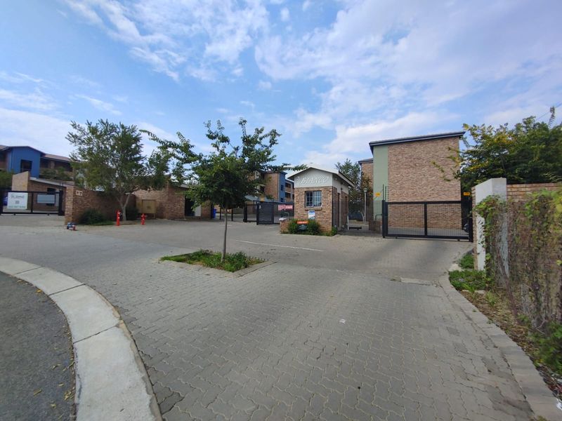 **Priced to Sell***  Stylish and Secure 2-Bedroom Apartment in Rooihuiskraal North - Photo 1
