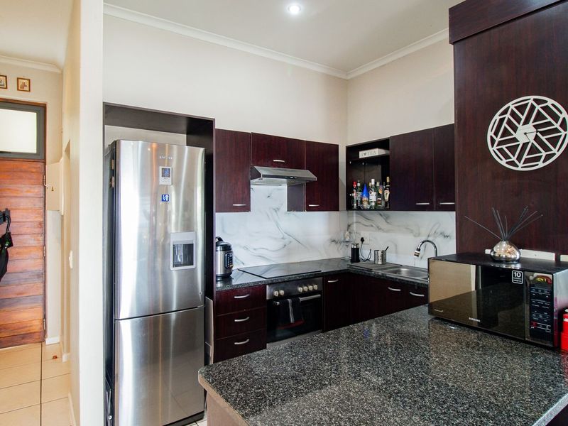 North facing Natural Light Stunning 2 bed 2 bath with Breath taking Magaliesburg Views in this lovely Millwood Lifestyle Estate - Photo 7