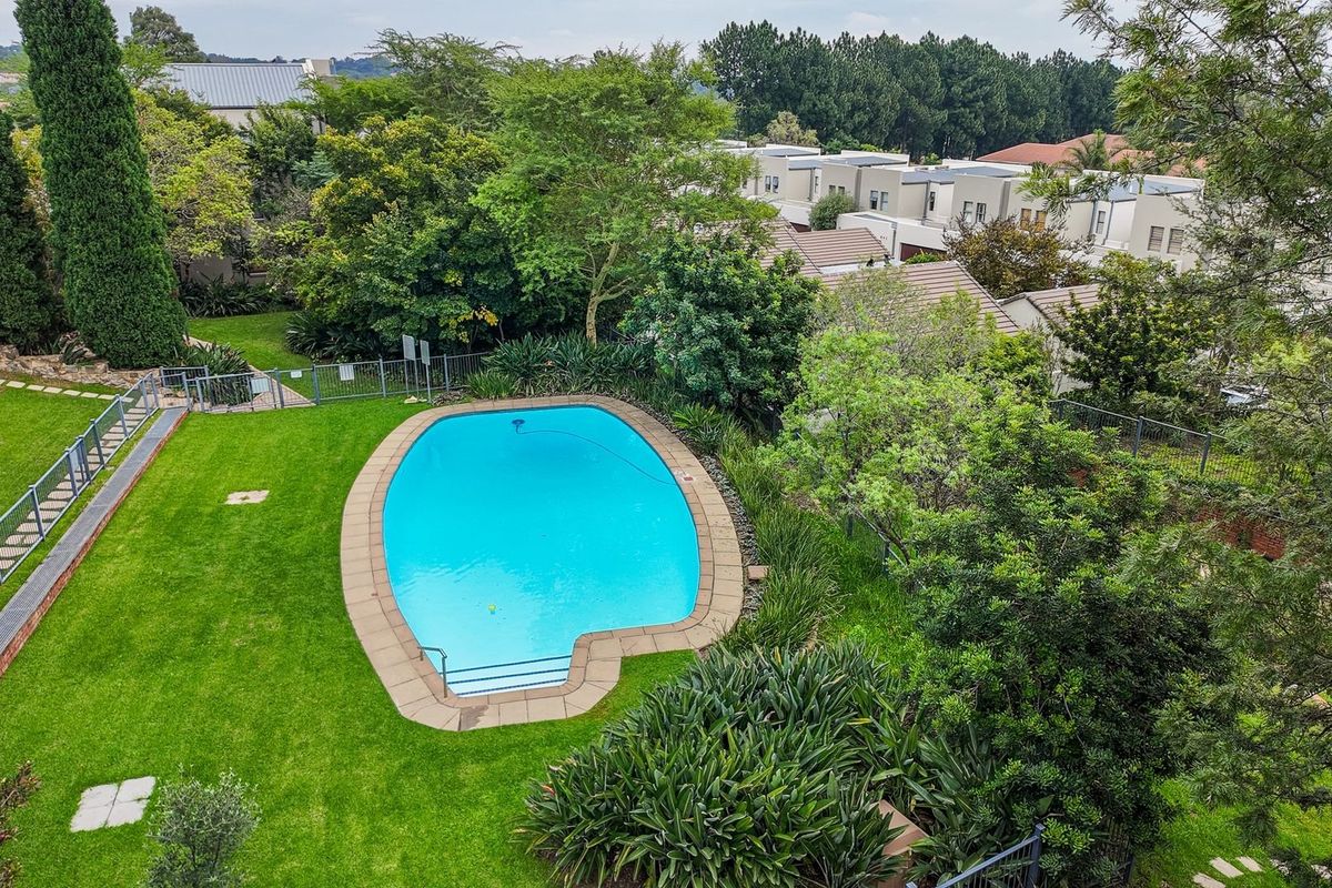 North facing Natural Light Stunning 2 bed 2 bath with Breath taking Magaliesburg Views in this lovely Millwood Lifestyle Estate - Photo 2