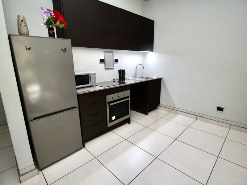 Studio Apartment to Rent in Sought After Building in Maboneng Precinct - Photo 10