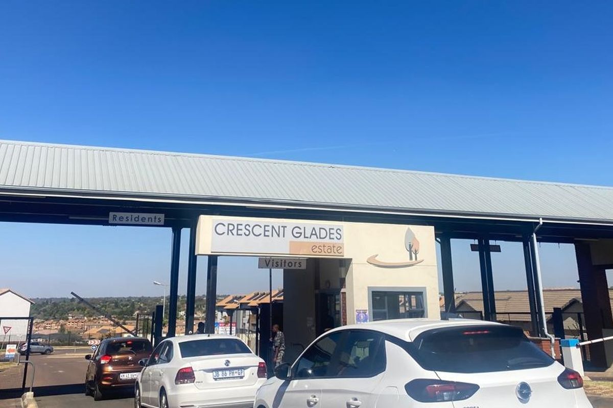 STUNNING, SECURE,  SPACIOUS ALL FOR YOU ! - Photo 2