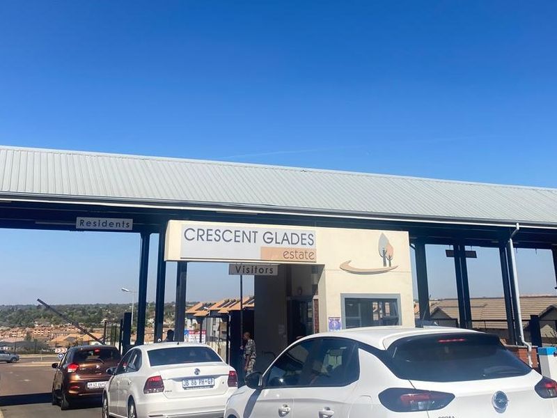 STUNNING, SECURE,  SPACIOUS ALL FOR YOU ! - Photo 2