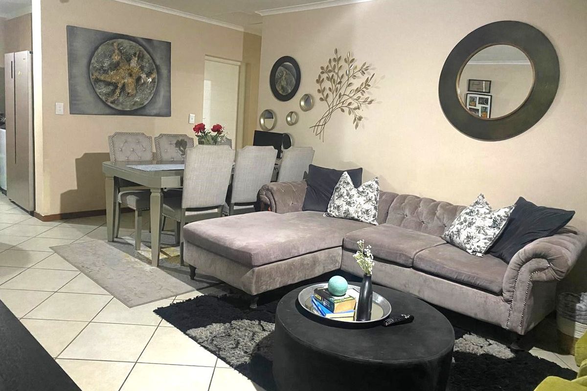 STUNNING, SECURE,  SPACIOUS ALL FOR YOU ! - Photo 4