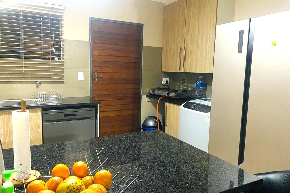 STUNNING, SECURE,  SPACIOUS ALL FOR YOU ! - Photo 5